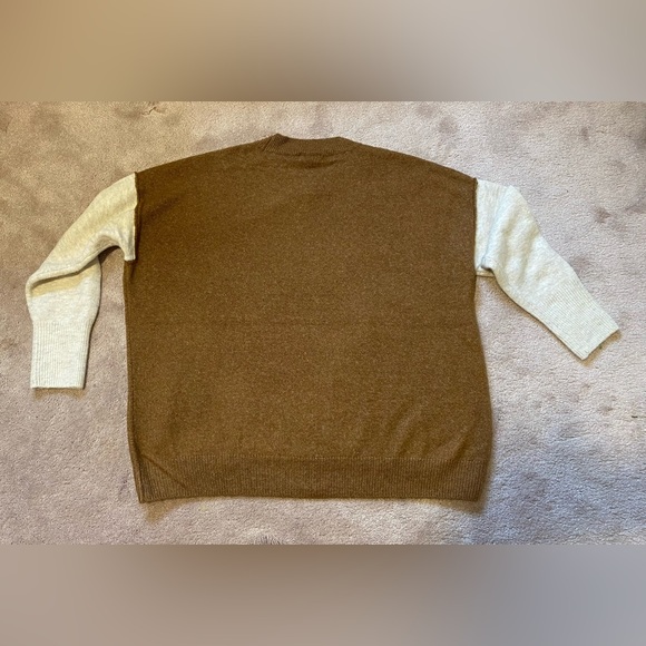 Drop shoulder color-blocked sweater from Vince Camuto. Goes great with leggings. - Picture 4 of 4